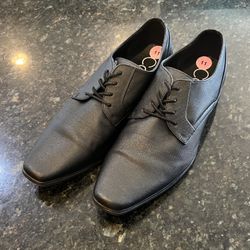 Like New Men’s Calvin Klein Dress Shoes size 11. Excellent condition.