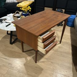Mid Century Pristine Condition Desk. 1960s 
