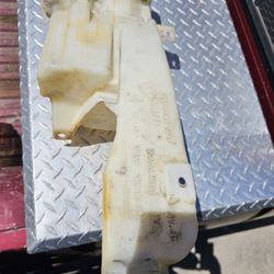 Windshield Fluid Reservoir 