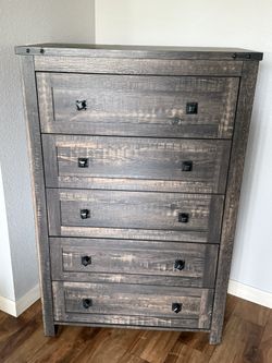 5- Drawer Chest / Dresser !!! 16” D 32” W 48” H 
