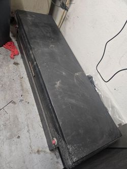 Full size truck bed toolbox used no key to lock but does have locking capabilities