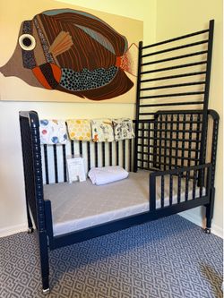 Jenny Lind Crib with Newton Mattress and Sheets