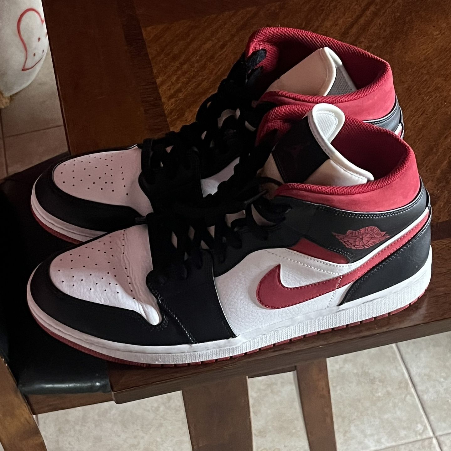 Jordan 1 Mid White Black Red