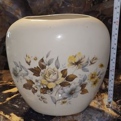 Vintage Japanese Vase With Floral Patern
