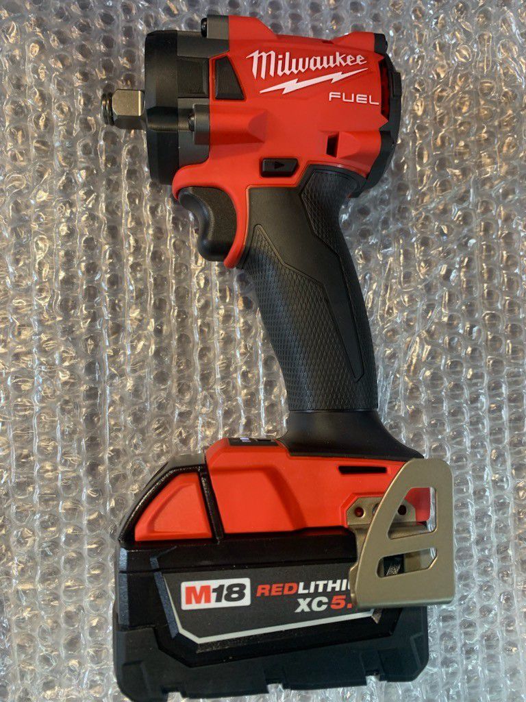 $379value! FREE XC5.0 BATTERY Milwaukee M18 FUEL 1/2" STUBBY Impact Wrench! 