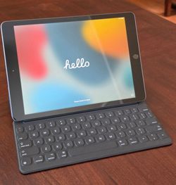 iPad 8th Gen 10.2" (32GB) - Wi-Fi - Near Mint w/ Official Apple Smart Keyboard