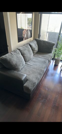 Gray 6-Seat L-Shaped Sectional With Right-Side Chaise - used visible