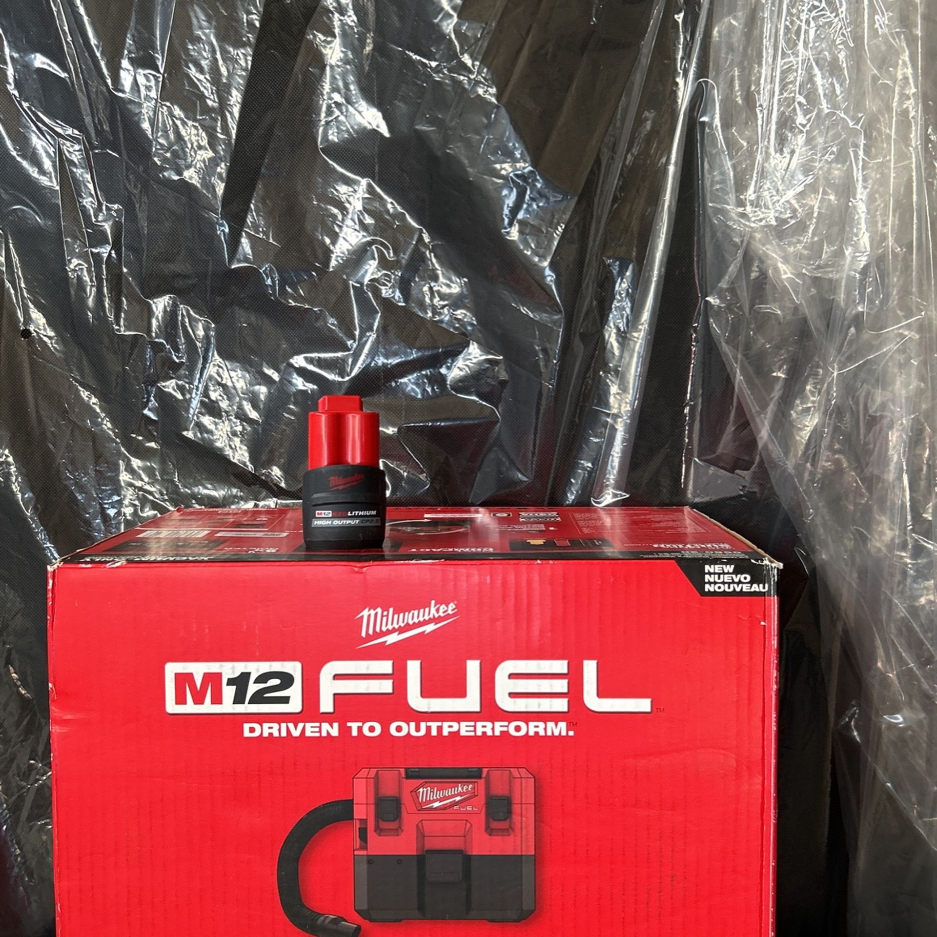 M 12 Fuel Milwaukee Vacuum with CP2.5 Battery