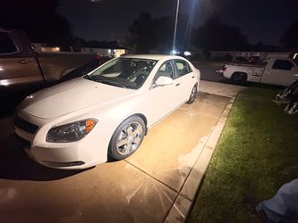 Chevrolet Malibu White 4-Door Sedan