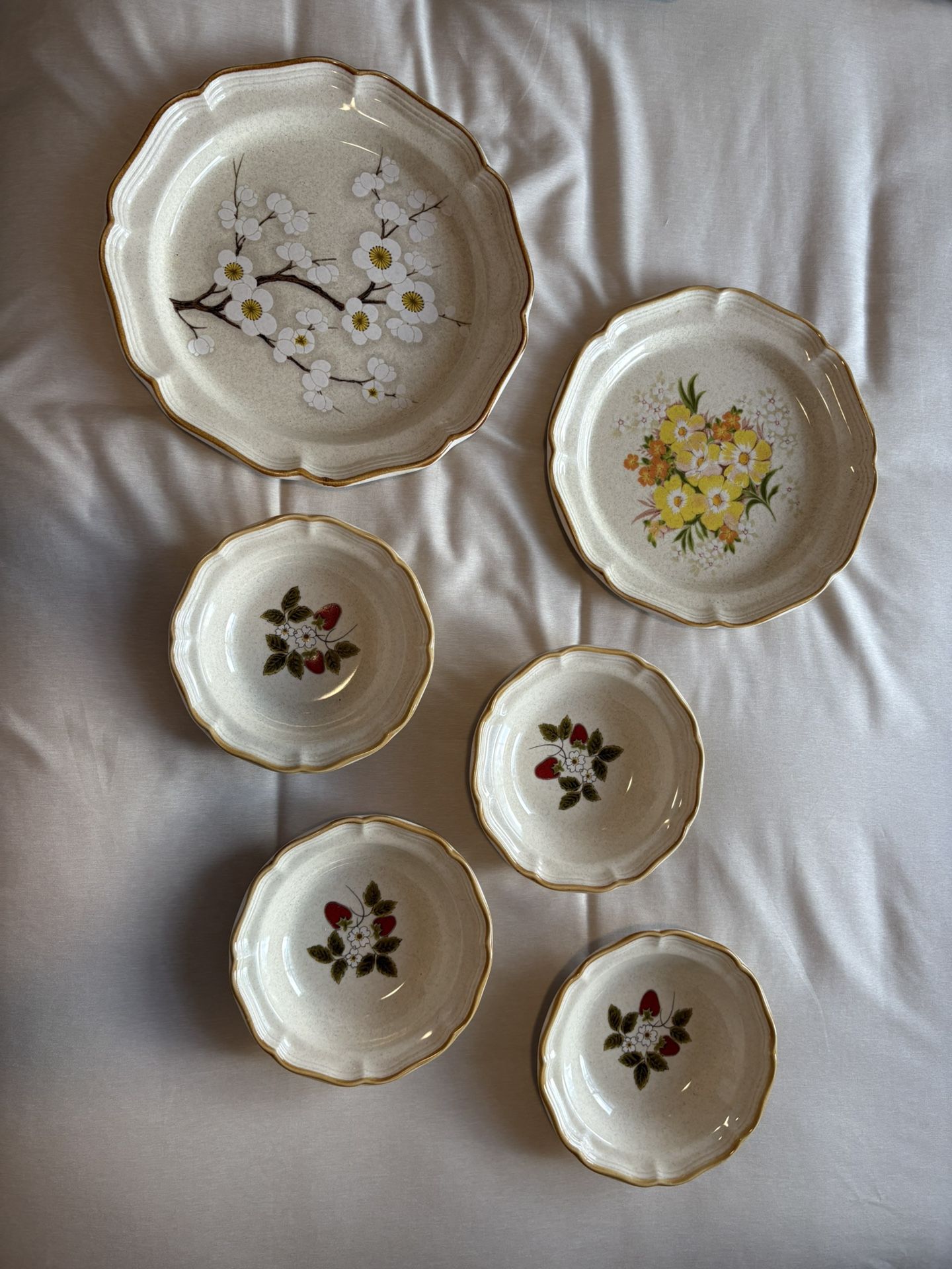 Vintage 1970s Dinnerware