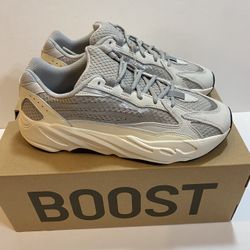 Yeezy Boost 700 V2 Statics 2022 Size 10.5