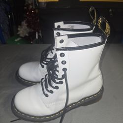 New Dr Martens 1460 Smooth White Leather Lace Up Boots Womens Size 6
No box