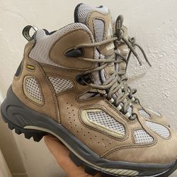 Vasque 7465 Women’s Waterproof Leather Upper Vibram Sole Hiking Boots Size 8.5