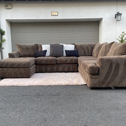 Huge  Taupe Couch Fro Ashley Furniture In Excellent Condition - FREE DELIVERY 🚛