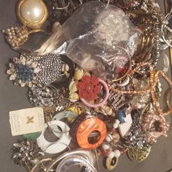 Random Costume Vintage Jewelry 3pounds In A Box All For $20