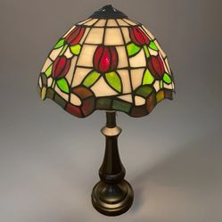  This Vintage Tiffany Style Stained Glass Shade Desk Table Lamp is a colorful and unique addition to any workspace. The lamp features a multicolor des