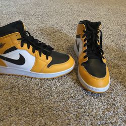 Air Jordan 1 Mid (Yellow Toe)