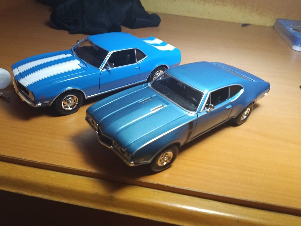 Size 1/24 Model Diecast Chevy Camero And Pontiac GTO
