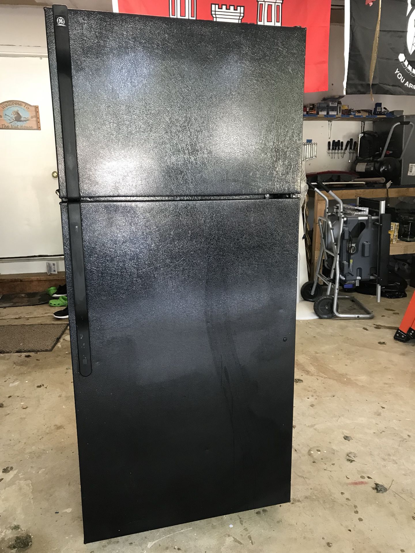 Black GE refrigerator/ Freezer combo