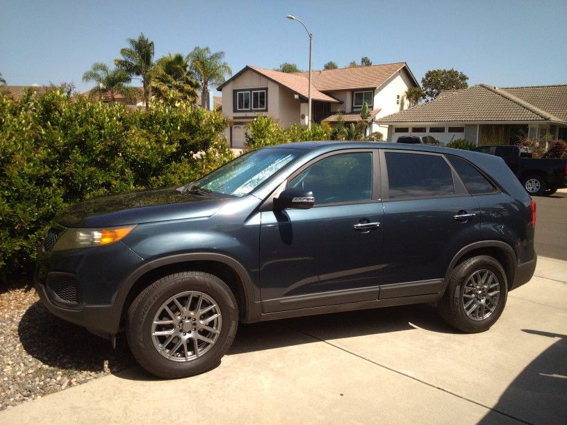 2011 Kia Sorento 76,150 miles (one owner)