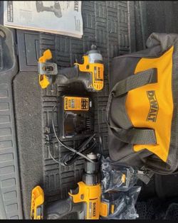 DEWALT 20V MAX Drill & Impact Driver Combo Kit w/ 2 Batteries + Charger (NEW)