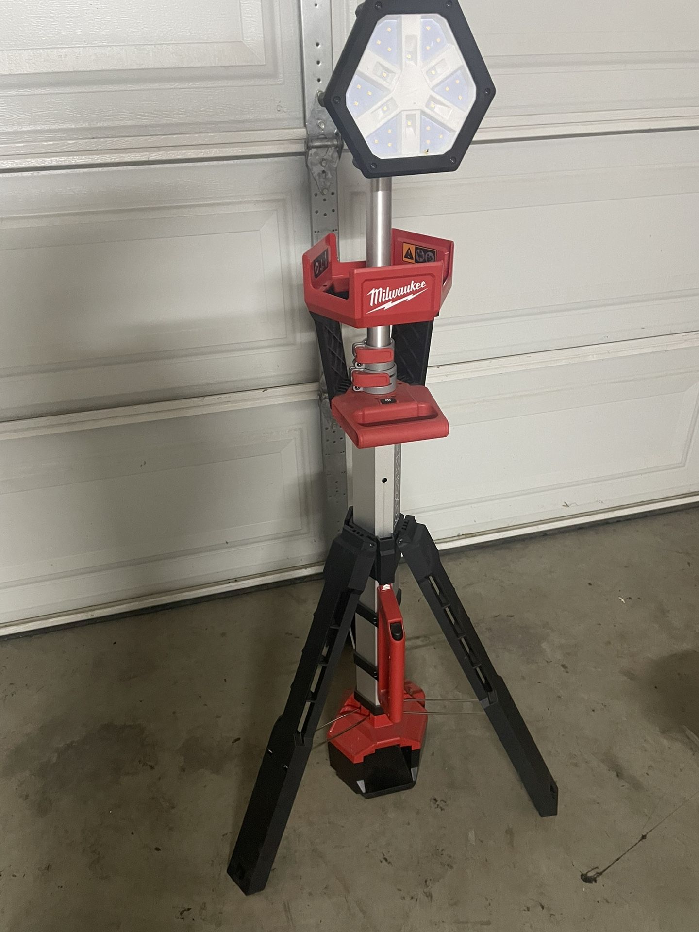 Milwaukee Tripod Light 