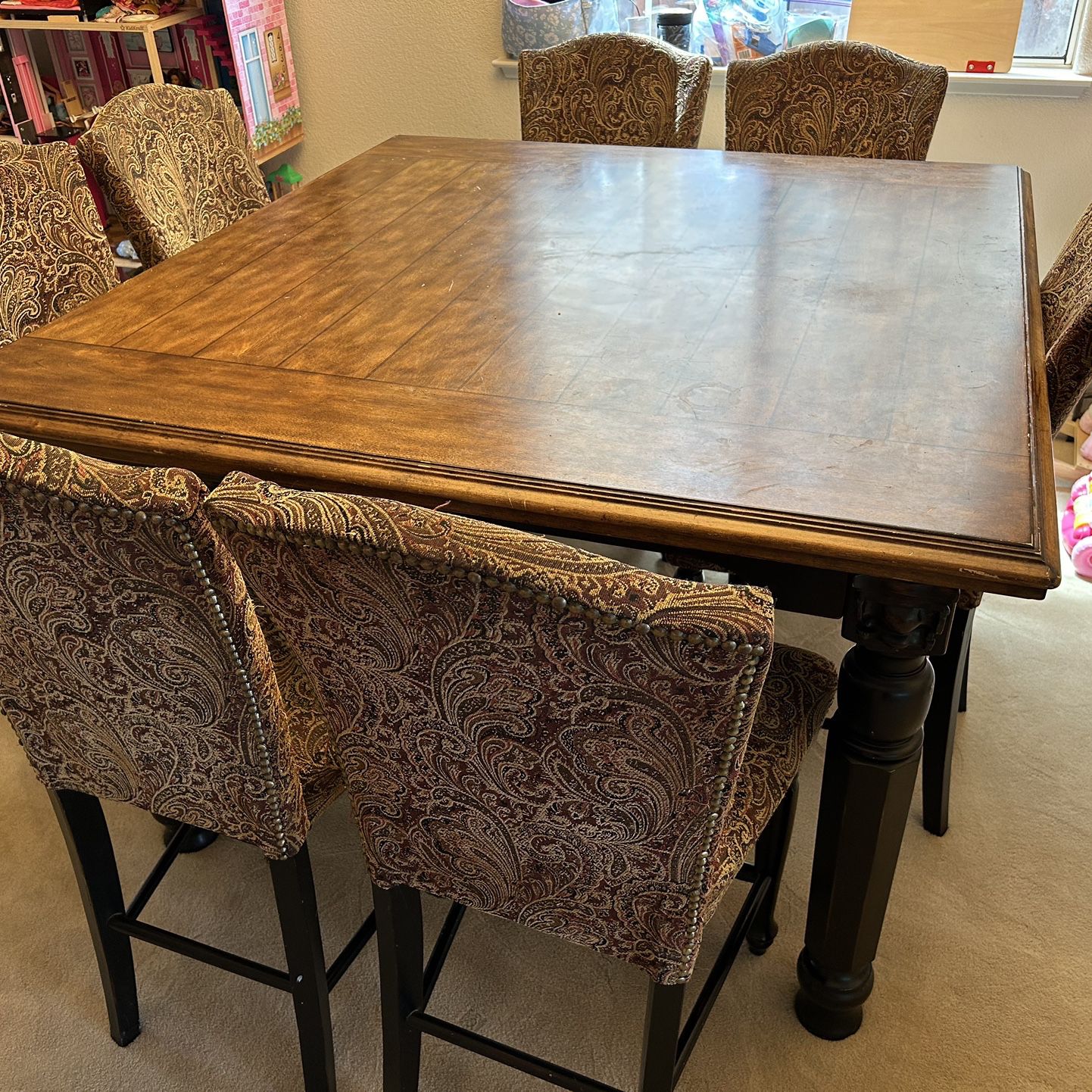 Gorgeous Wood Table And 7 Matching Chairs! 