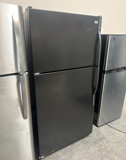 Maytag Top Freezer Fridge – Black, Ice Maker, Clean