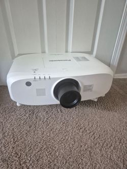 Projector LCD Panasonic PT-EZ580 low hours perfect working