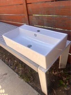 Like New ModernLuxe 21.8 inch Bathroom ceramic Sink Wall Mounted