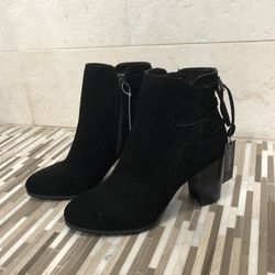 Gorgeous NEW Never Wirn Ankle High Boots With Tassel at Back... Size 9.5... Check Our My Other Offers Too