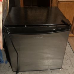 Mini fridge 