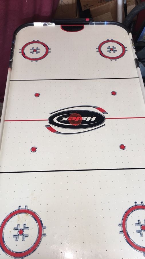 Air hockey table