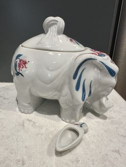 Vintage Royal Pavilion Elizabeth Arden Japan White Elephant Tea Vessel with Matching Scoop
