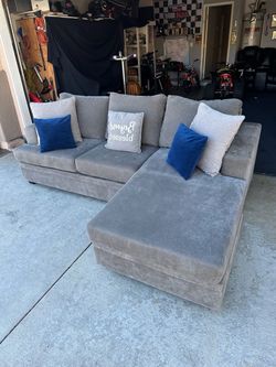 Excellent condition gray reversible chase sectional couch !!