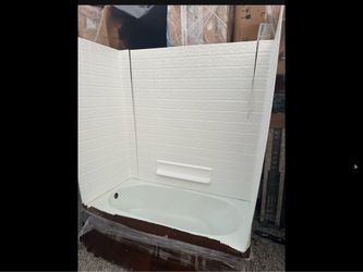 🔥 Sterling Acrylic Tub + Swan Acrylic Wall Surround Set – Only $600 🔥 We have a Sterling acrylic bathtub and Swan acrylic wall surround for sale.