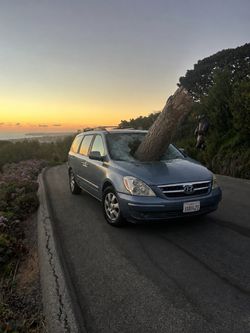 Hyundai Entourage Mini Van