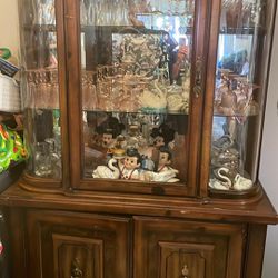 antique china cabinet in like new condition 