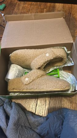 Women’s Fuzzy Crocs Size 6