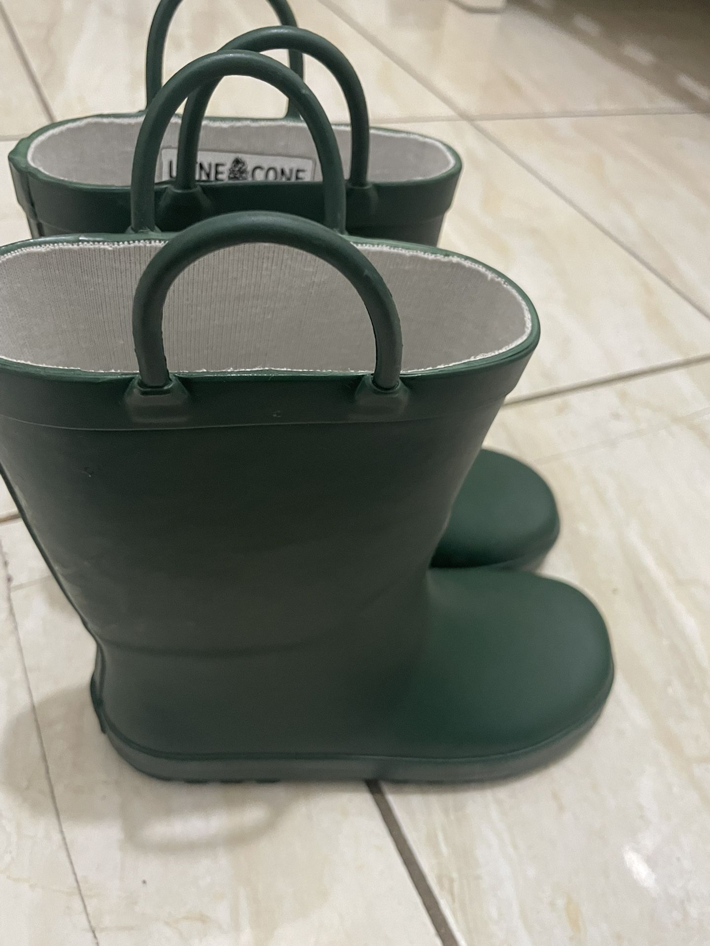 Kids Raining Boots.  Botas De lluvia Size 13 Muy Buenas Condiciones