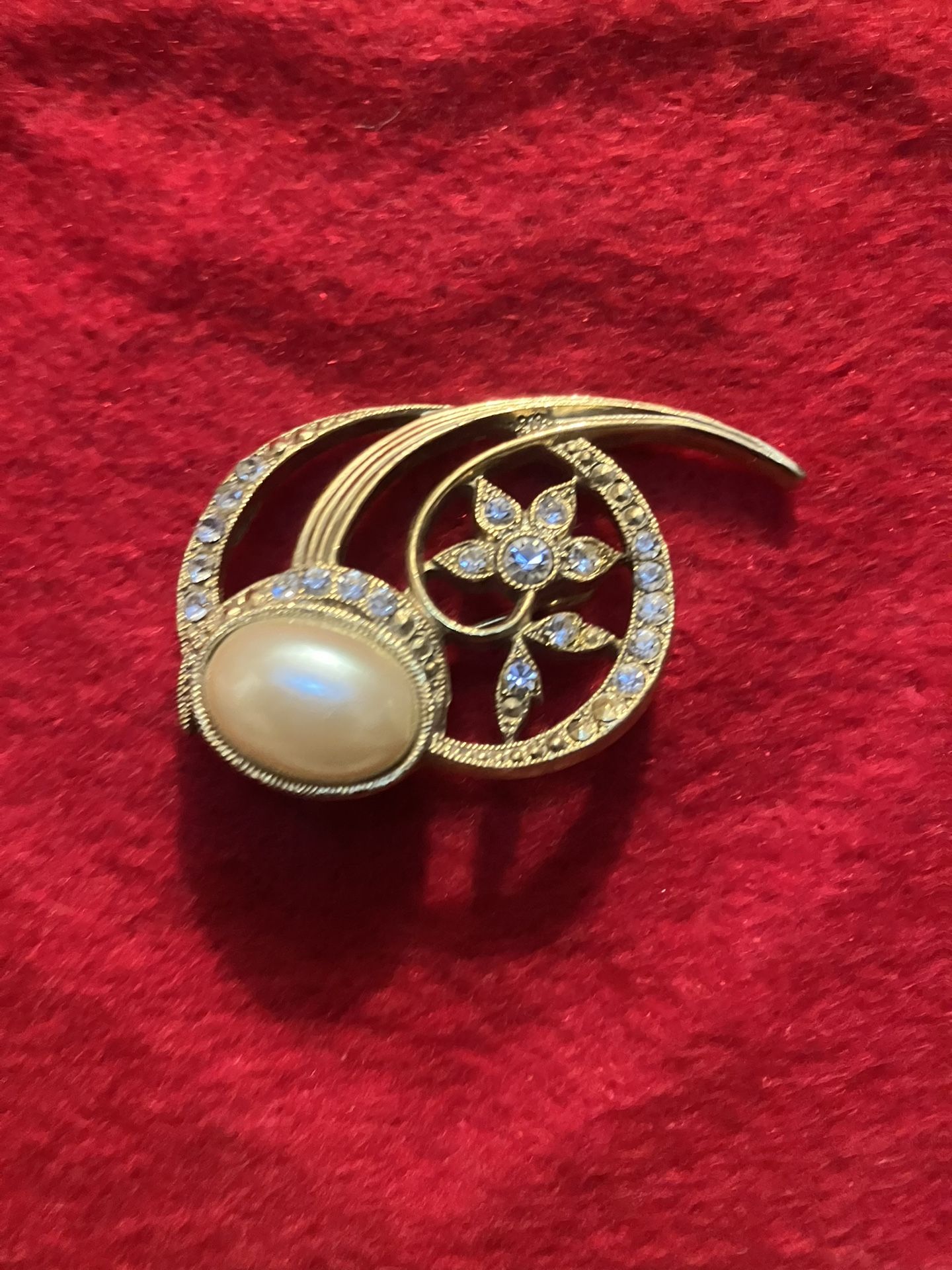 1928 Bramd Gold Tone Rhinestone Faux Pearl Brooch Pin