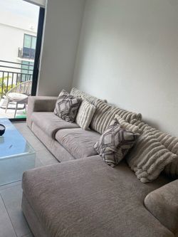 Price drop!!! Couch for cheap must go today