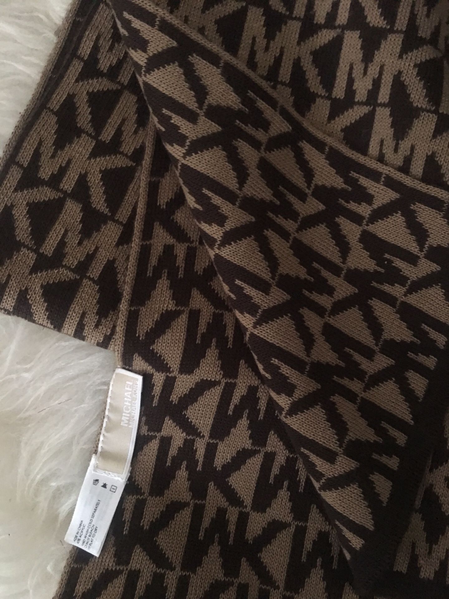 Michael Kors scarf & gloves used twince ! Pick up only
