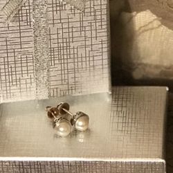 Vintage Pearl Screw Back Earrings