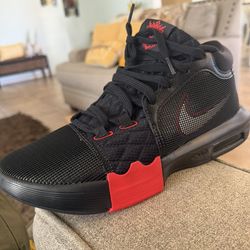 Nike LeBron James Witness 8 (10 Men’s)