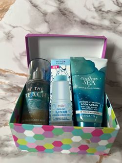 Several different small gift boxes available