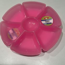NWT Set of Three Pink Plastic Snack Trays, 12” diameter
