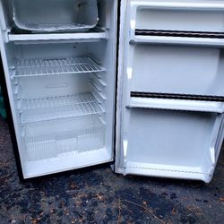 Sanyo 3.6 CF COUNTER HIGH Refrigerator