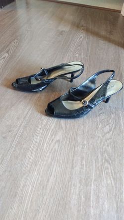 Women's dress shoes / heels