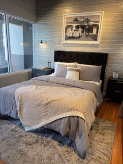 Queen bed frame / cama queen negra velvet
